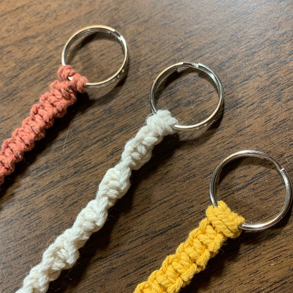 Set of 3 hand-crafted boho macrame keychains - Picture 2 of 4